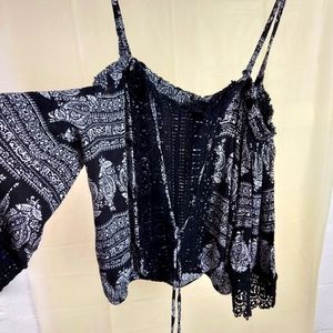 GC Boho Cold Shoulder Top Size Medium